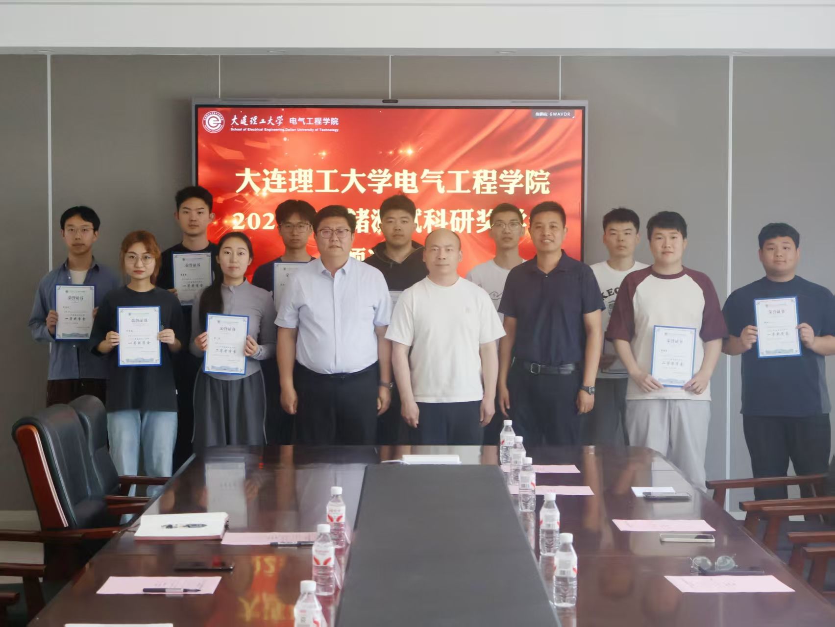 18禁
举行2025年海储测试科研奖学金颁奖仪式